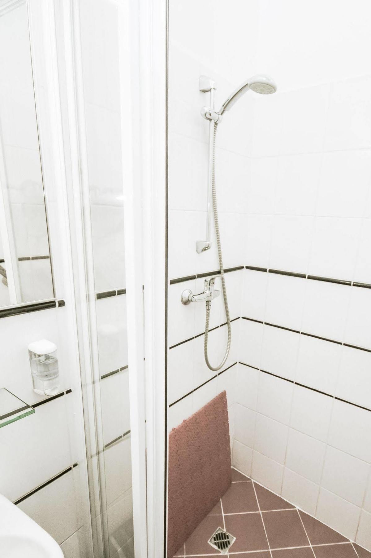 Hotel Kert FREE PARKING Riga Buitenkant foto